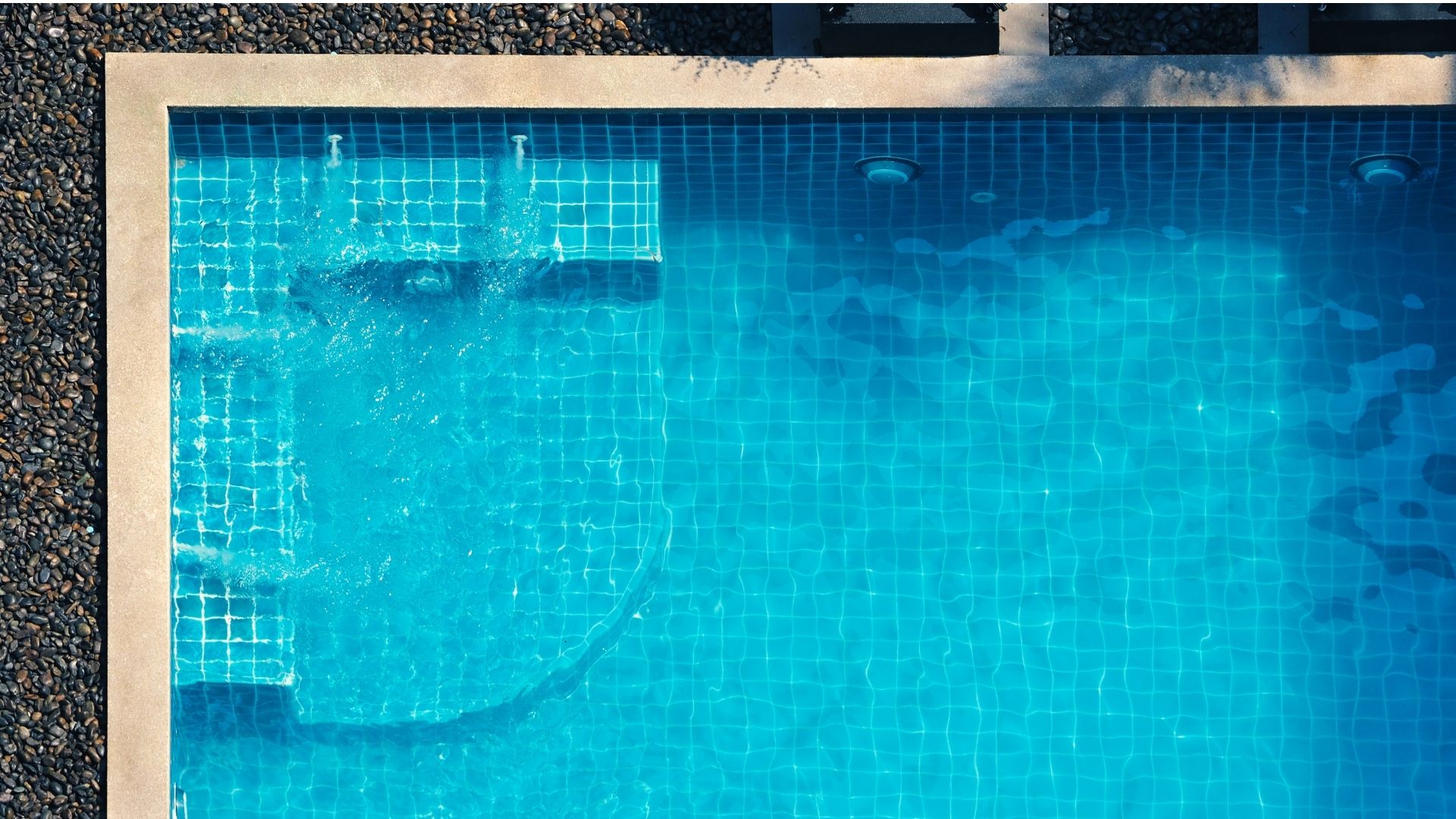 clean pool with jets on
